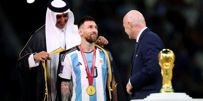 Mengenal Bisht, Jubah yang Dipakai Messi saat Angkat Trofi Piala Dunia 2022