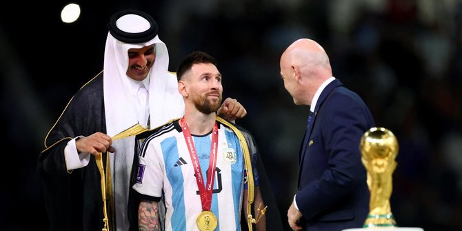 Ini Penjelasan Qatar Kenakan Jubah Hitam Bisht ke Messi saat Juara Piala Dunia