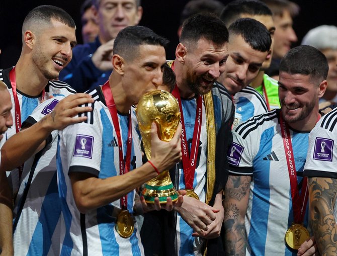 messi angkat tropi piala dunia 2022