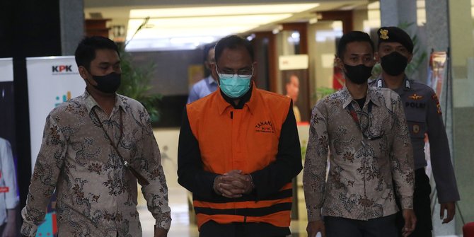 Ekspresi Hakim Yustisial MA Edy Wibowo Ditahan KPK Terkait Suap