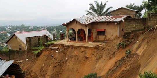 Hujan Deras, Dua Rumah di Garut Tergerus Longsor