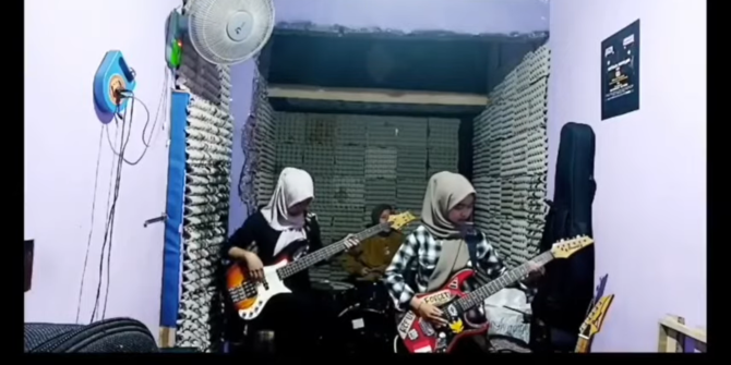 Jago Bermain Bass, Widi Rahmawati VOB Ternyata Sering Latihan di Dapur & Sawah