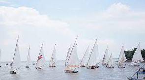 lomba perahu layar di pantai kenjeran kota surabaya
