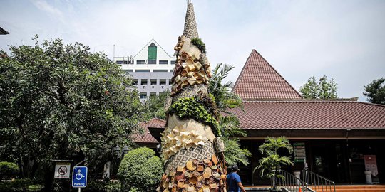 Uniknya Dekorasi Gua dan Pohon Natal dari Barang Bekas