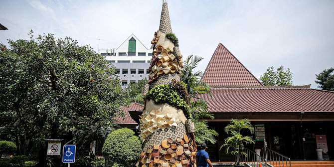 Uniknya Dekorasi Gua dan Pohon Natal dari Barang Bekas