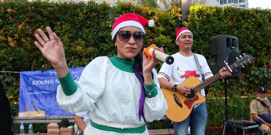 Semarak Pertunjukan Musik Jalanan Menyambut Natal di Bundaran HI