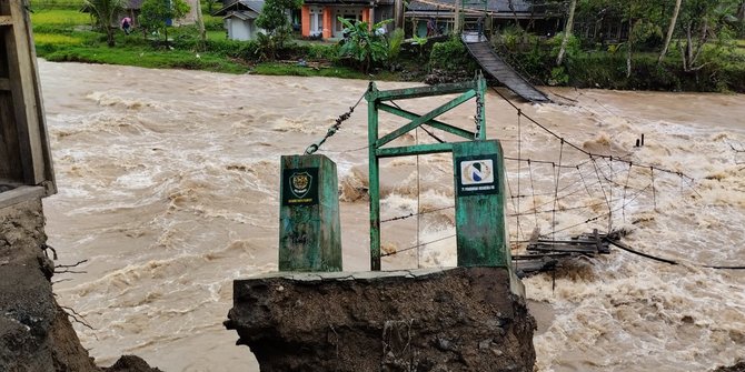 Jembatan Terputus Dihantam Deras Air Sungai, 3 Kampung di Garut Terisolir