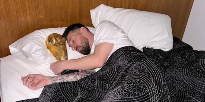 Viral, Ini Gaya Messi Tidur Bareng Trofi Piala Dunia 2022