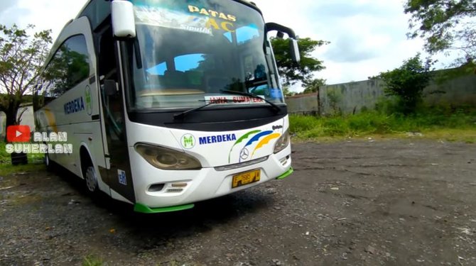 potret rumah mewah pemilik po bus merdeka yang legendaris garasinya luas banget