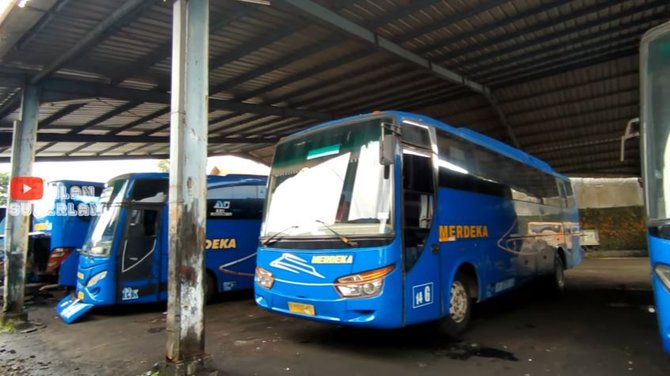 potret rumah mewah pemilik po bus merdeka yang legendaris garasinya luas banget