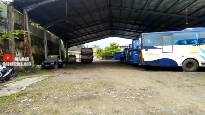 potret rumah mewah pemilik po bus merdeka yang legendaris garasinya luas banget