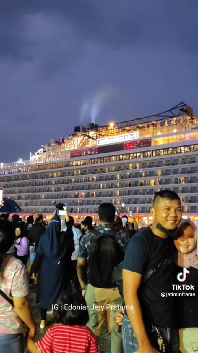 Jadi Tontonan Ini Momen Kapal Pesiar Mewah Bersandar Di Pelabuhan Tanjung Perak 2432