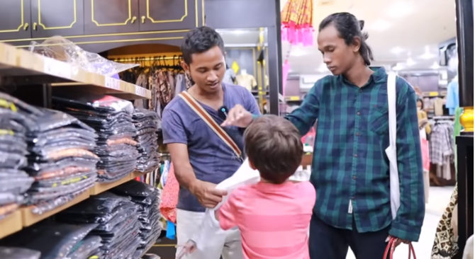 sebelum pulang ke jerman rahmad venda borong batik untuk anak amp istri