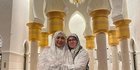 5 Potret Titiek Soeharto & Permaisuri Agong Malaysia di Masjid Raya Sheikh Zayed Solo