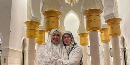 5 Potret Titiek Soeharto & Permaisuri Agong Malaysia di Masjid Raya Sheikh Zayed Solo