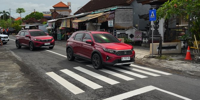 Honda Percantik Marka Jalan Sepanjang 10 Km dan Rambu Lalin di Desa Pemogan, Bali