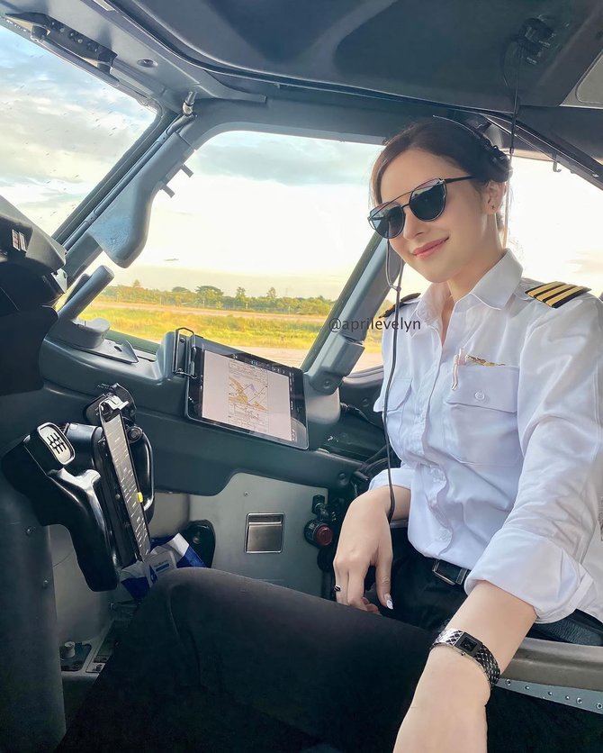 pesona pilot wanita april evelyn bikin ogah kedip