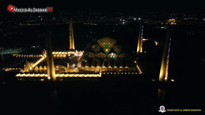 view masjid al jabbar pada malam hari