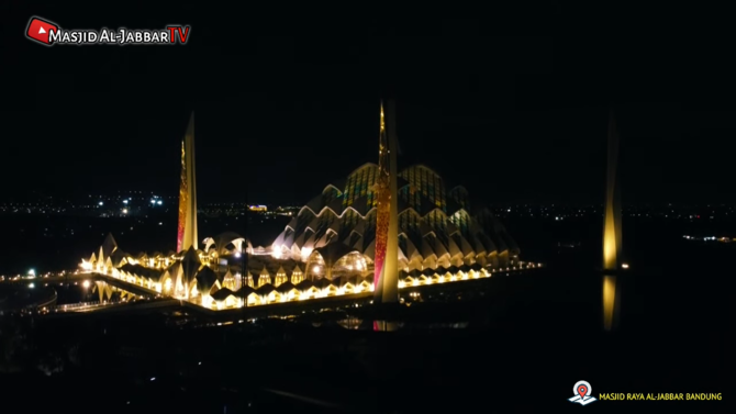 view masjid al jabbar pada malam hari