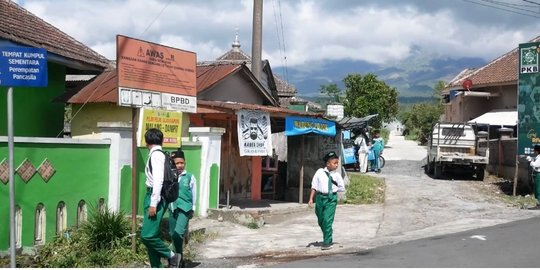 Cerita Siswa Lereng Semeru Belajar di Situasi Siaga Bencana