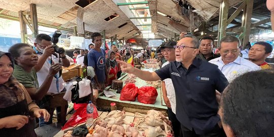 Jelang Nataru, Mendag Zulkifli Tinjau Pasar Sentral Remu di Kota Sorong