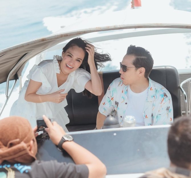 4 potret terbaru shandy aulia amp rionaldo stockhorst 039cinta 2 pilihan039 mesra di atas yacht