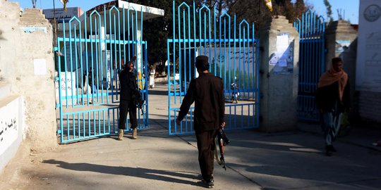 Taliban Larang Perempuan Kuliah, Kampus di Afghanistan Dijaga Pasukan Bersenjata