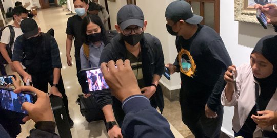 Penyidik KPK Bawa Tiga Koper Hitam Usai Geledah Gedung Gubernur Jatim ...