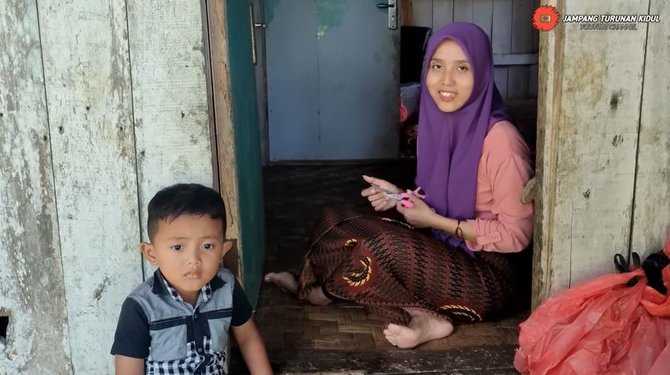 potret janda desa cantik amp memesona hidup sederhana miliki keahlian menjahit