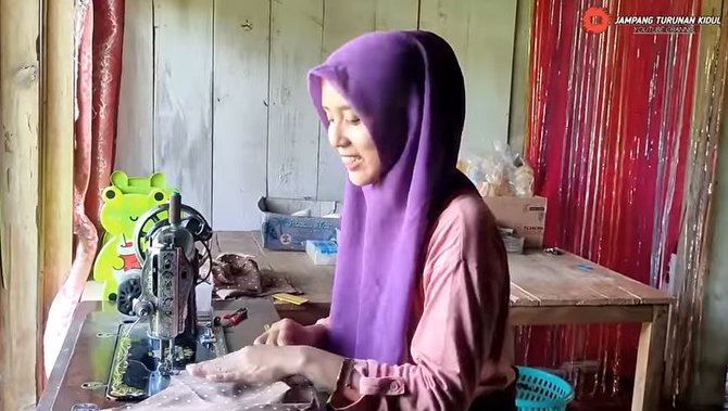 potret janda desa cantik amp memesona hidup sederhana miliki keahlian menjahit
