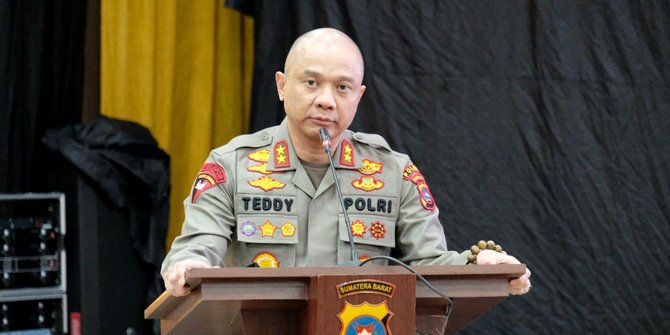 Polisi Serahkan Teddy Minahasa dan Barang Bukti Kasus Narkoba ke Jaksa Tahun Depan