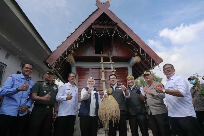 leuit penyimpan beras di karawang