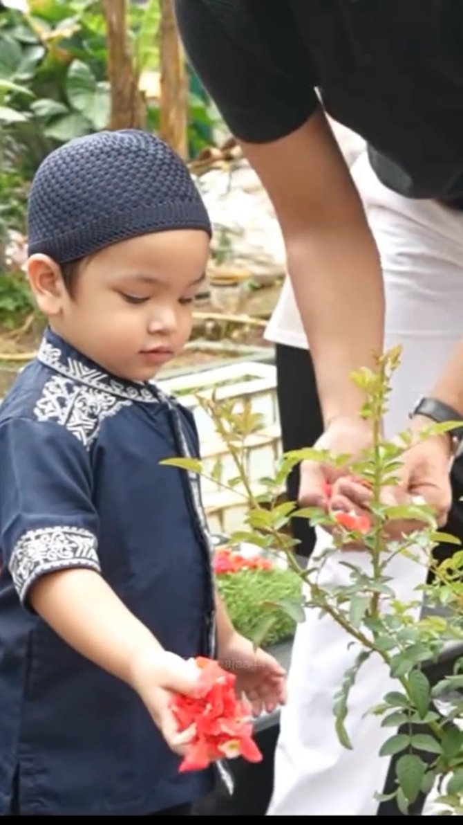 momen gala sky kunjungi makam vanessa di hari ulang tahunnya bikin haru