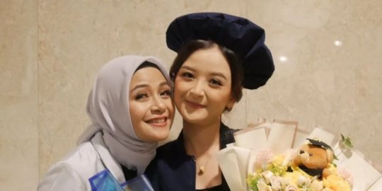 Potret Cantik Athala Rania Anak Ria Enes Jalani Wisuda, Penampilannya Curi Perhatian