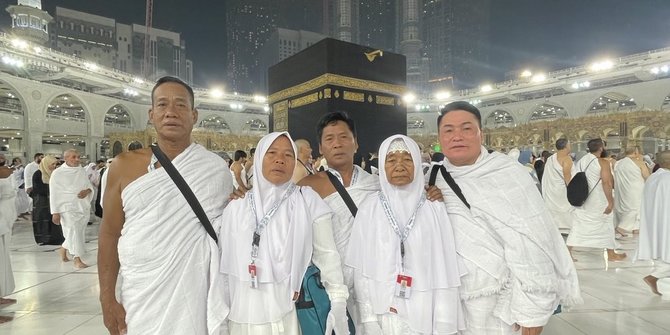 Potret Merry Umrah di Tanah Suci, Sampaikan Doa untuk Keluarga Raffi di Depan Ka'bah