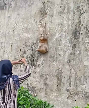 unik penjual jajanan di alun alun depok layani pembeli tali seperti mancing