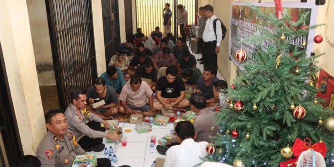 Keakraban Perwira Polri dengan Tahanan, Makan Nasi Kotak Bareng Lesehan di Depan Sel