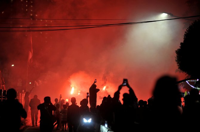 pesta kembang api meriahkan malam takbiran