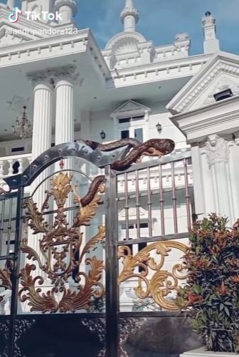potret rumah mewah bak istana di garut bikin ngeri pagarnya 039dijaga039 ular besar