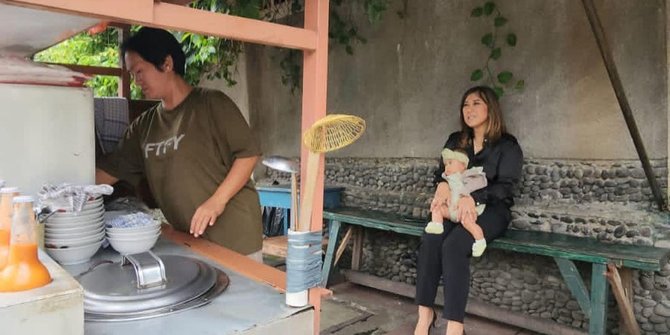 Nostalgia di Hari Ibu, Meutya Hafid Jajan Mi Ayam di Pinggir Jalan Bawa Sang Anak