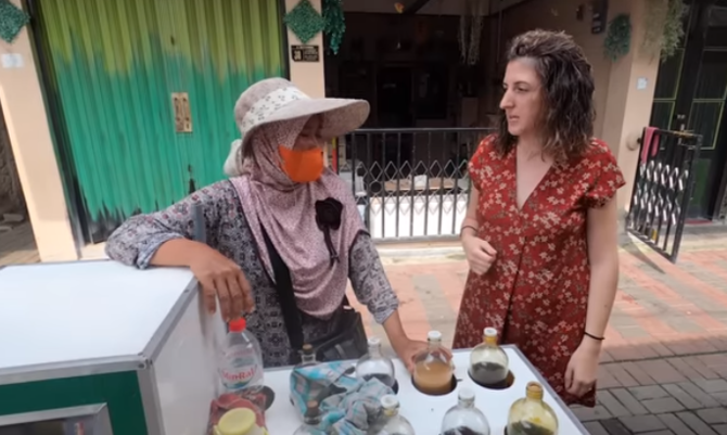 bule cantik asal barcelona jajal jadi tukang jamu