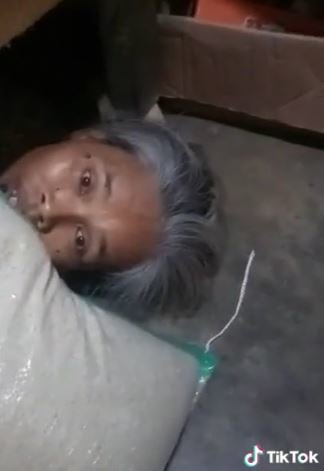 kocak nenek ini pura pura tidur di kolong meja hindari bayar utang 039bu angsurannya039