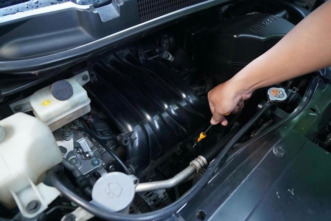 penggantian oli mesin di mobil lama