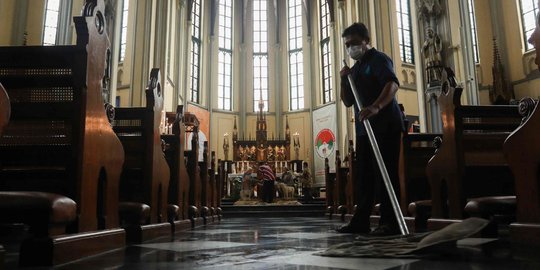 Persiapan Gereja Katedral Jelang Menyambut Natal