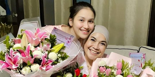 5 Potret Ayu Ting Ting Rayakan Hari Ibu, Beri Kejutan untuk Umi Kalsum