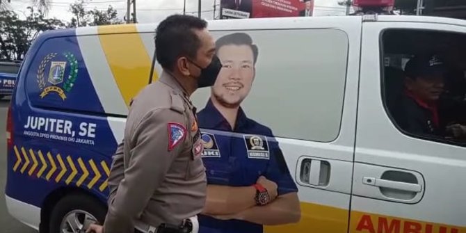 Viral Ambulans Berstiker Anggota DPRD DKI Lawan Arus di Puncak Bogor