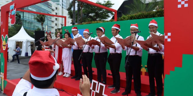 Aksi Christmas Carol Hibur Para Pejalan Kaki di Bundaran HI