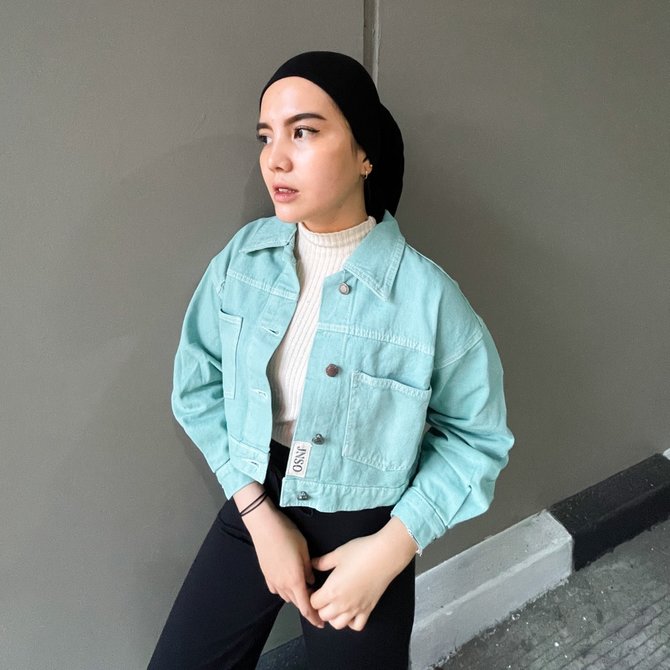 ilustrasi perempuan memakai cropped jacket salah satu model outer wanita