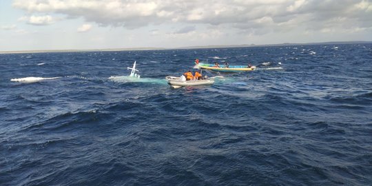 Mesin Mati Lalu Dihantam Ombak, Kapal Bawa Sembako Tenggelam di Kepulauan Seribu