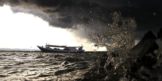 Waspada Gelombang Setinggi 4 Meter di Laut Sulawesi